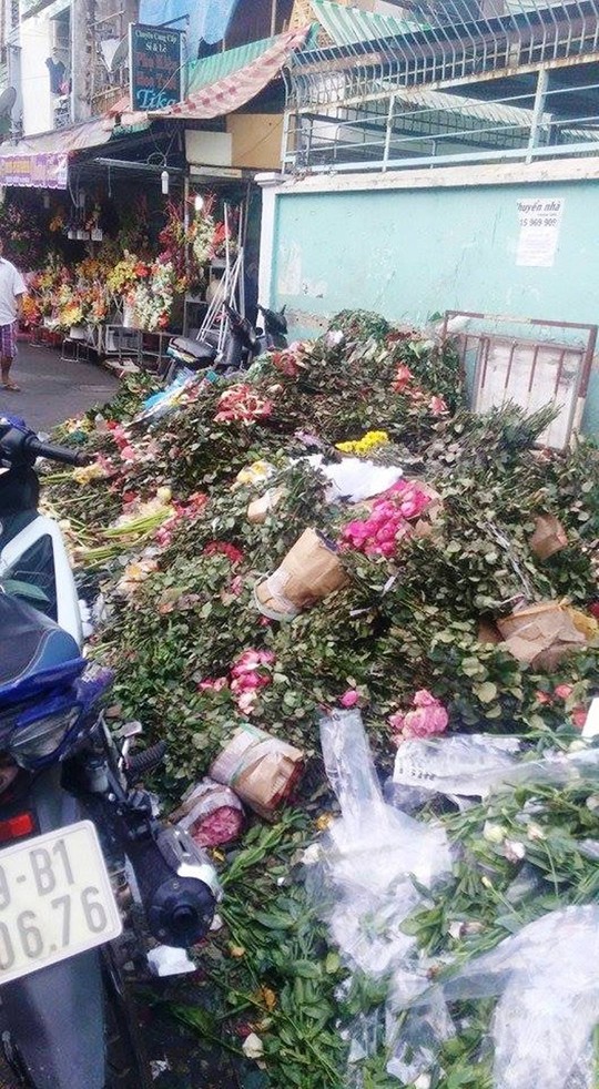 [-]Sau[-]8-3,[-]hàng[-]tấn[-]hoa[-]hồng[-]thành[-]"núi"[-]rác